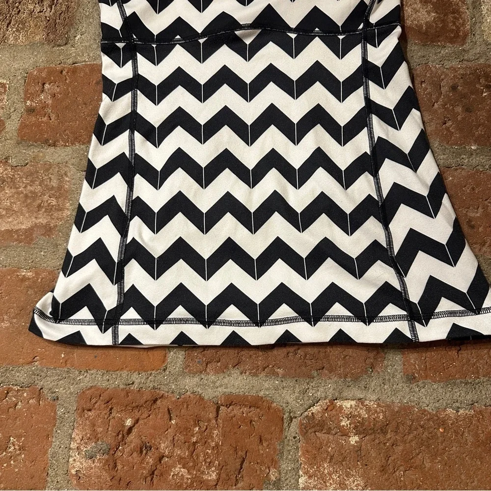 Lululemon Scoop Neck Tank in the "Arrow Chevron Polar Cream Black" pattern sz 6 - Picture 4 of 16
